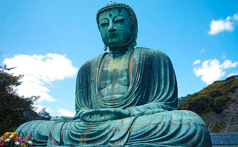 Statua giapponese del Buddha Sakyamuni, raffigurato in una delle più classiche posizioni della tradizione orientale